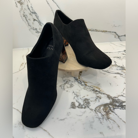 NWOT Donald Pliner Cassa Bootie. Beautiful Suede shoe with tortoise shell heel. - Picture 1 of 8